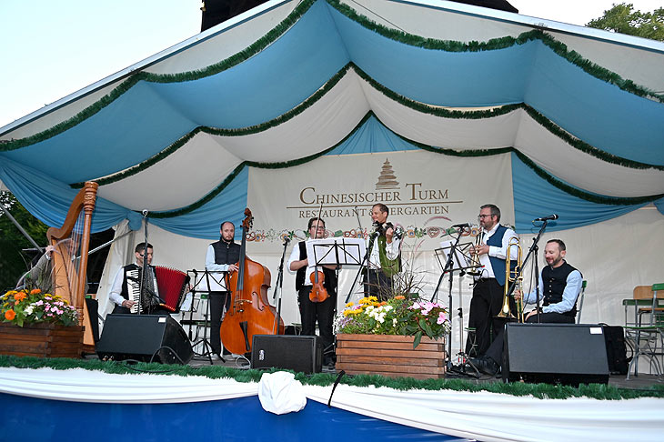  Äff-tam-tam Musikanten beimTanz beim Kocherlball 2025 (©Foto: Ingrid Grossmann) 